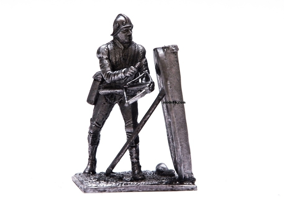 Tin 1:32 Figure of Knight with haldberd